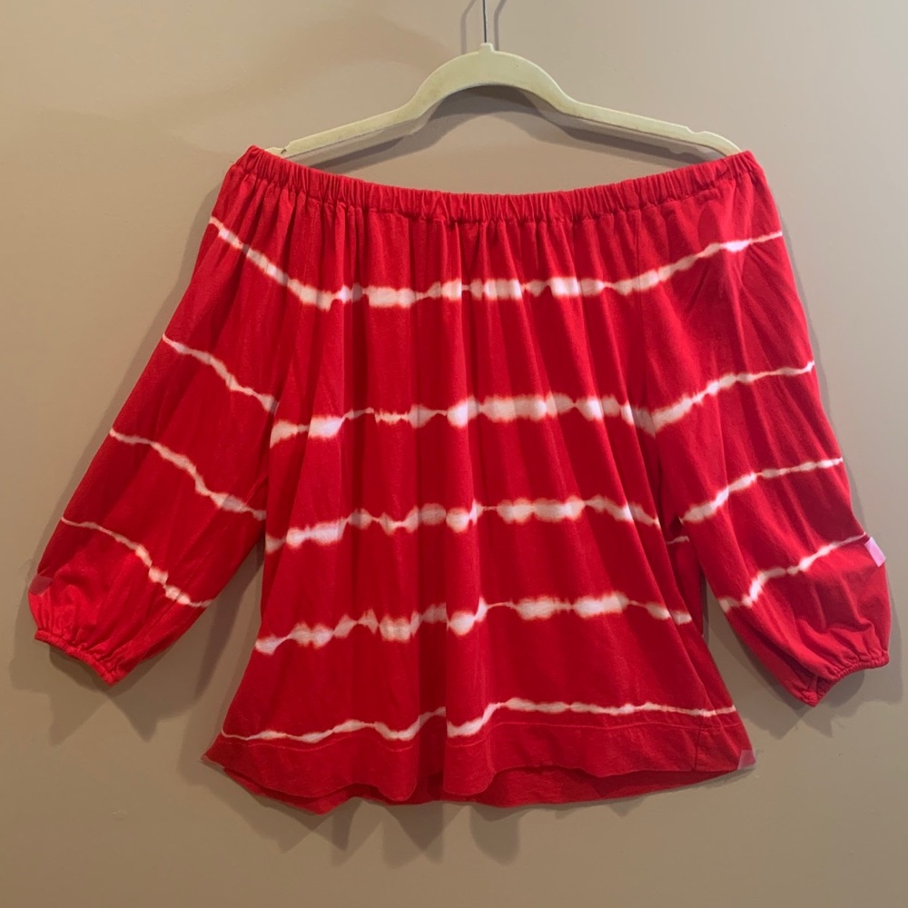 Blouse with exposed shoulders